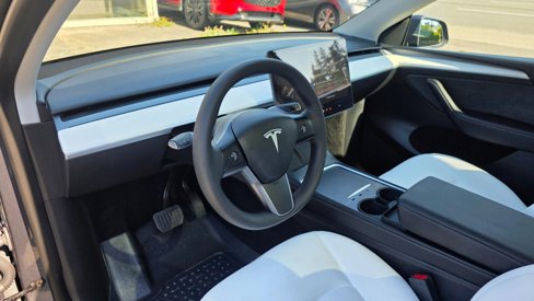 Used 2023 Tesla Model Y Long Range image 9