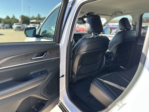 Used 2023 Jeep Grand Cherokee Limited image 12