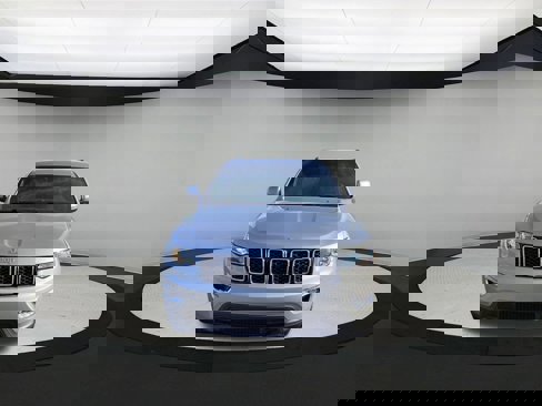 Used 2020 Jeep Grand Cherokee Laredo image 3