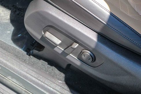 Used 2024 Kia Carnival EX image 26