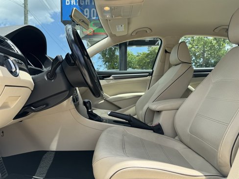 Used 2018 Volkswagen Passat 2.0T R-Line w/ R-Line Lighting Package image 13