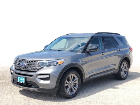 Used 2022 Ford Explorer XLT w/ Equipment Group 202A image 2