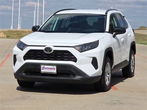 Used 2019 Toyota RAV4 LE image 3