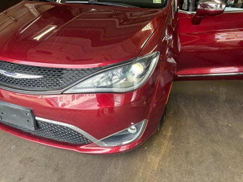 Used 2020 Chrysler Pacifica Limited image 30