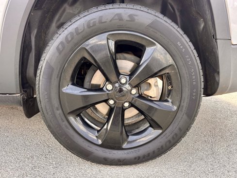Used 2018 Jeep Cherokee Latitude w/ Altitude Package image 26