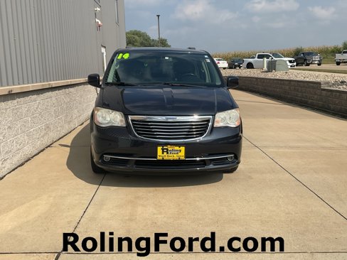 Used 2014 Chrysler Town & Country Touring image 4