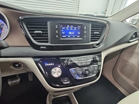 Used 2017 Chrysler Pacifica LX image 13