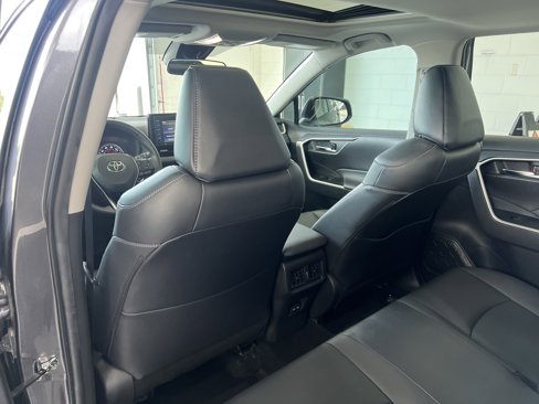 Used 2022 Toyota RAV4 XLE Premium image 21