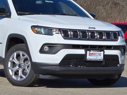 New 2025 Jeep Compass Latitude image 2