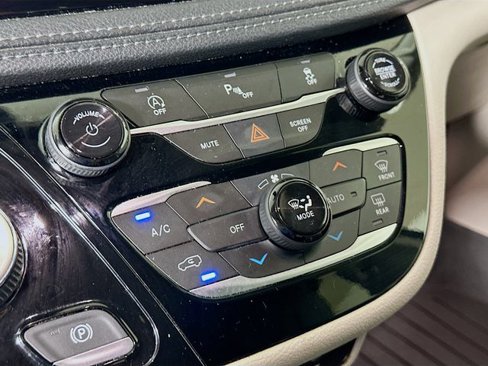 Used 2020 Chrysler Pacifica Limited image 19