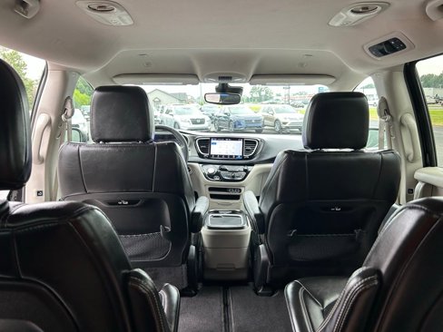 Used 2023 Chrysler Pacifica Touring-L image 36
