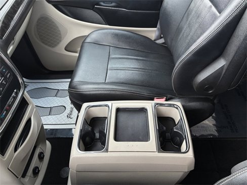 Used 2016 Chrysler Town & Country Touring-L w/ Driver Convenience Group image 22