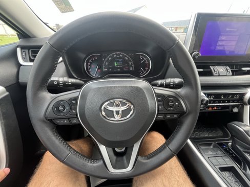 Used 2023 Toyota RAV4 XLE Premium image 14