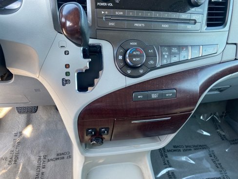 Used 2011 Toyota Sienna XLE image 15