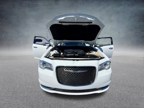 Used 2017 Chrysler 300 C image 33