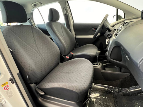 Used 2011 Toyota Yaris 4-Door Hatchback image 12