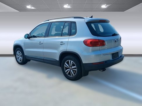 Used 2017 Volkswagen Tiguan S image 3