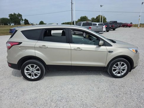Used 2017 Ford Escape SE image 2