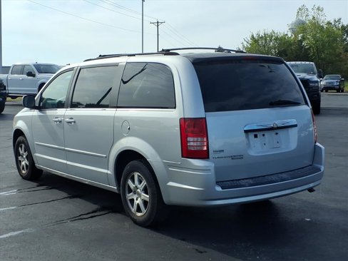 Used 2008 Chrysler Town & Country Touring image 2