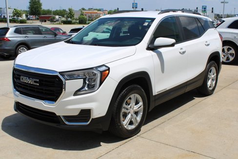 Used 2023 GMC Terrain SLE w/ Driver Convenience Package image 3