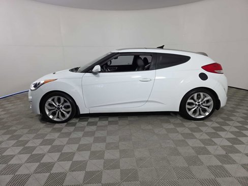 Used 2013 Hyundai Veloster w/ Style Pkg image 4