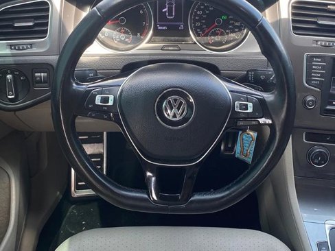 Used 2017 Volkswagen Golf Alltrack S image 9
