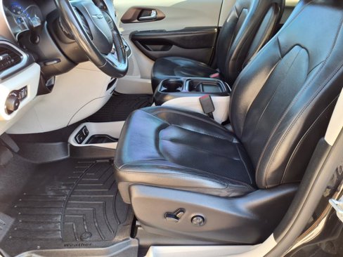 Used 2019 Chrysler Pacifica Touring-L image 23