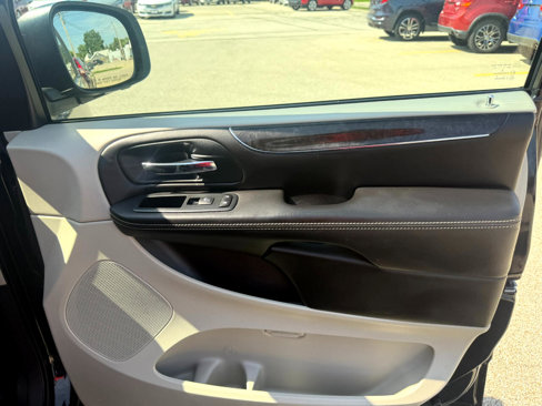 Used 2013 Chrysler Town & Country Touring image 20