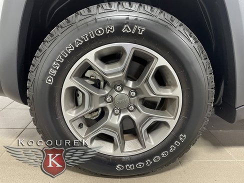 Used 2022 Jeep Cherokee Trailhawk image 7
