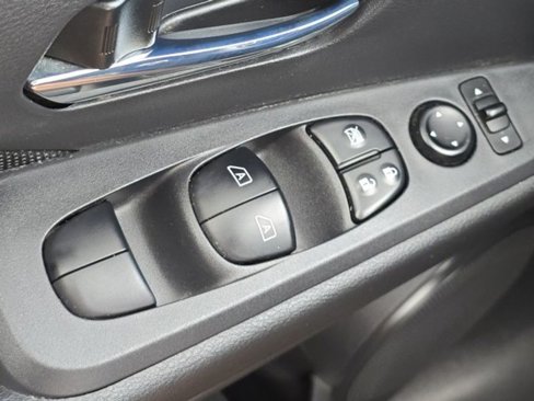 Used 2021 Nissan Kicks SV image 12