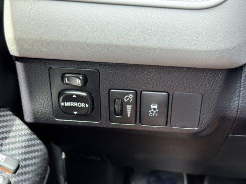 Used 2015 Toyota RAV4 LE image 17