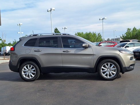 Used 2017 Jeep Cherokee Limited image 2