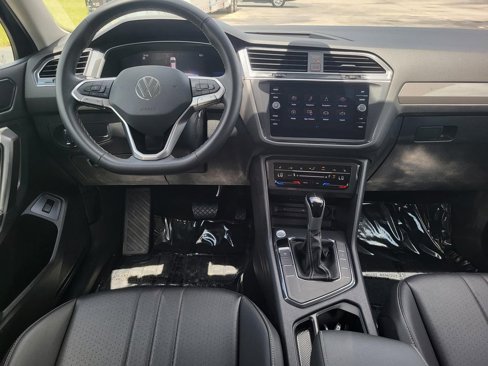 Used 2024 Volkswagen Tiguan SE image 30