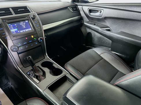 Used 2017 Toyota Camry SE image 21