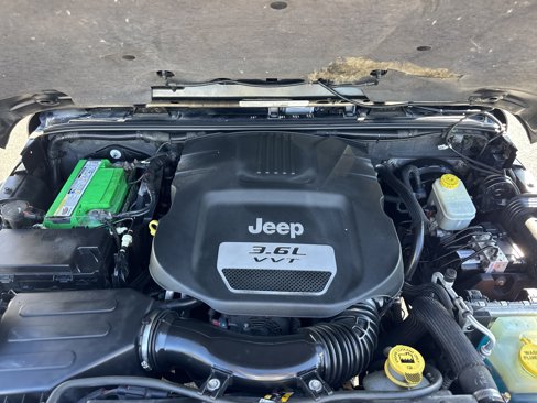 Used 2013 Jeep Wrangler Unlimited Sahara image 9