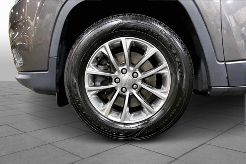 Used 2019 Jeep Cherokee Latitude Plus w/ Cold Weather Group image 10