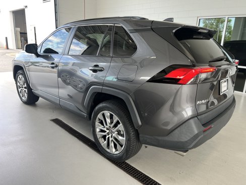 Used 2022 Toyota RAV4 XLE Premium image 11