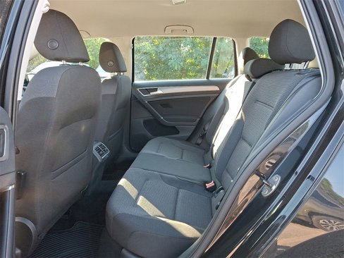 Used 2017 Volkswagen Golf S image 10