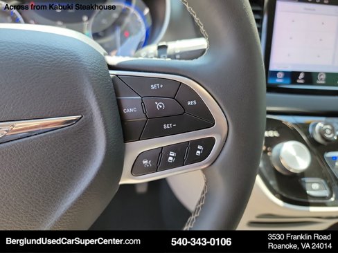 Used 2024 Chrysler Pacifica Touring-L image 32