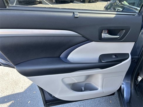 Used 2019 Toyota Highlander XLE image 21