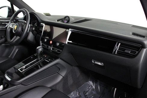 Certified 2025 Porsche Macan image 24