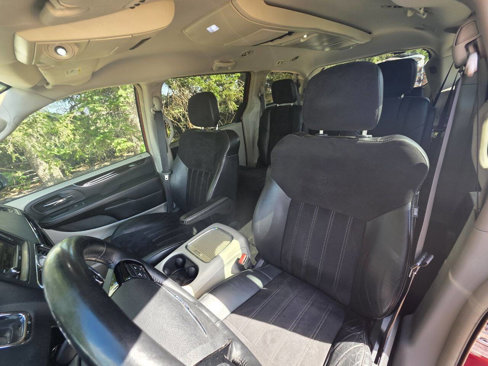 Used 2016 Chrysler Town & Country Limited image 12