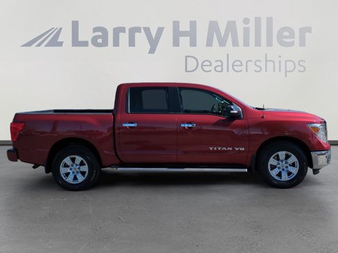 Used 2018 Nissan Titan SV w/ SV Convenience Package image 6