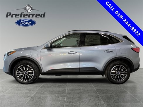 Used 2022 Ford Escape Titanium image 3