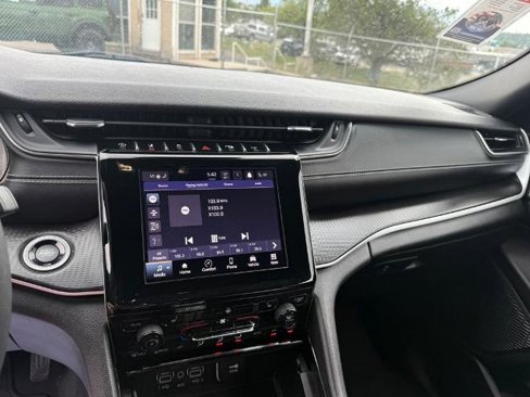 Used 2023 Jeep Grand Cherokee Altitude image 13