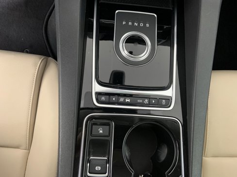 Used 2017 Jaguar F-PACE Premium image 14