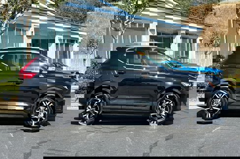 Used 2024 Volvo XC40 B5 Core image 3
