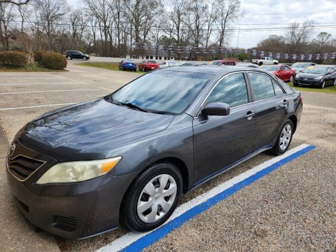 Used 2011 Toyota Camry LE image 1
