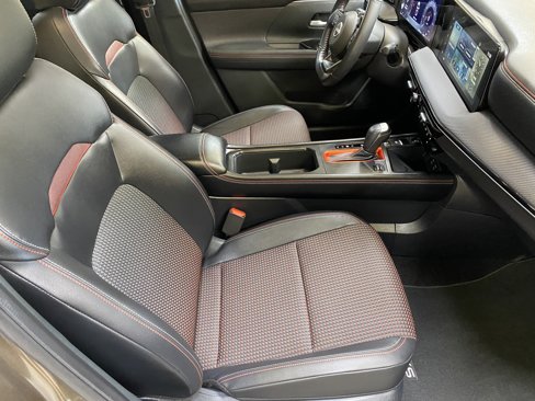 Used 2025 Nissan Kicks SR image 25