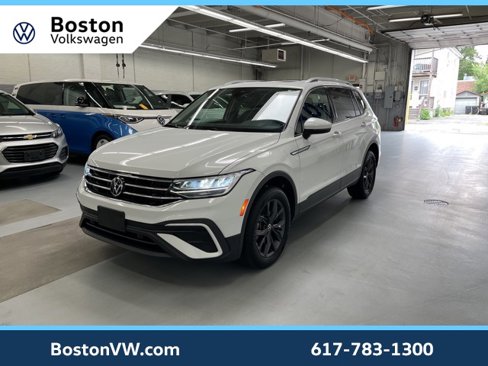 Used 2022 Volkswagen Tiguan SE w/ Panoramic Sunroof Package image 1